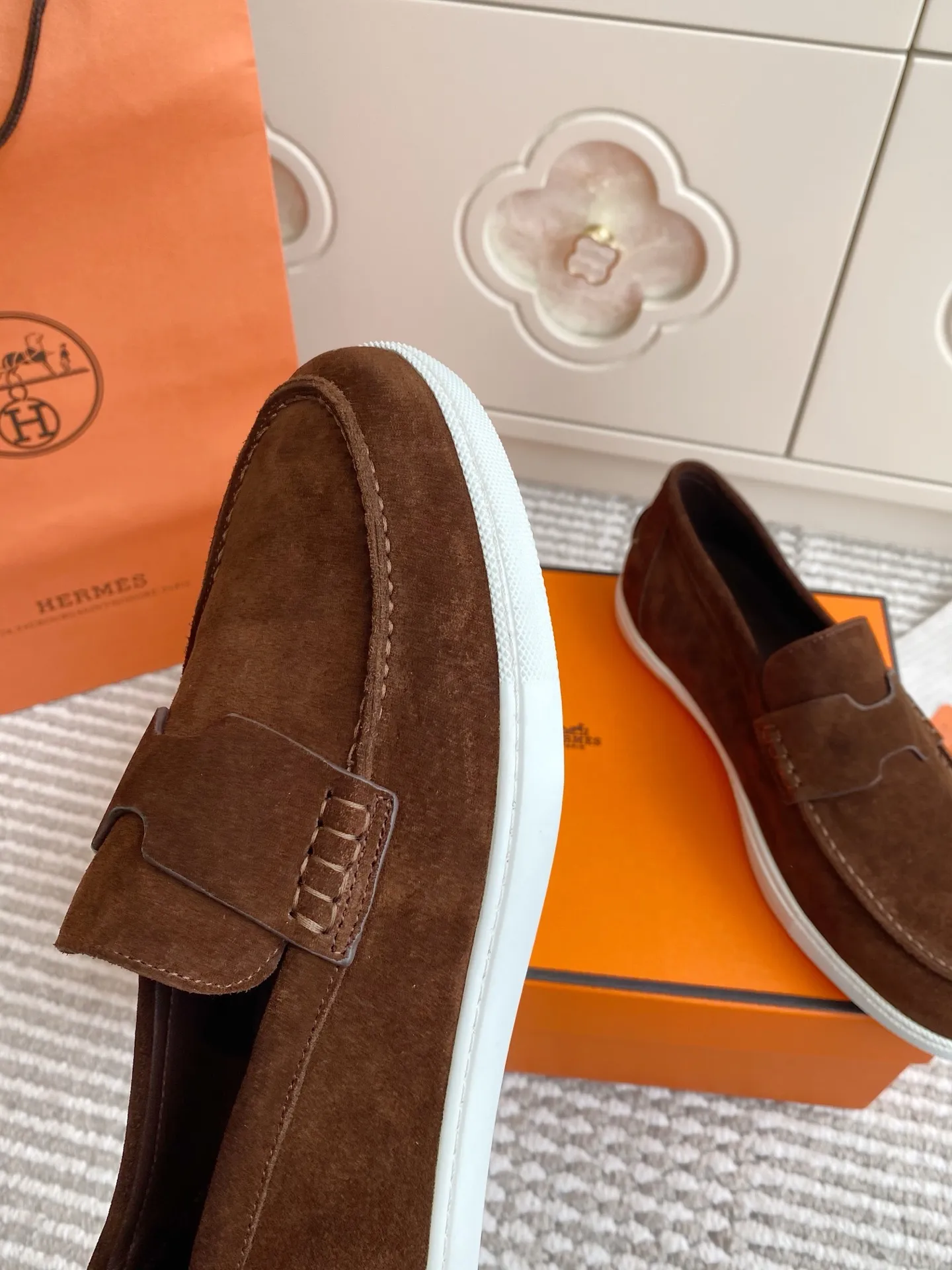 p560✨Hermes Couple Loafers｜Walking in the urban high-end, easily wearing Hermès temperament✨Who says luxury and comfort can’t have both?  This pair of H’s classic loafers really does it!  ▪️"Customized imported Yangjing fabric" is soft and delicate ▪️"Full sheepskin lining" + "soft-soled shoes" design. Your feet will be healed the moment you put them on~ It's like stepping on clouds☁️You won't feel tired after walking all day!  The iconic "H" buckle is low-key and luxurious. It is matched with a rubber outsole. It is lightweight and stylish. Whether you are commuting or shopping, you can easily achieve casual urban style🏙 Can be worn by couples. Full range of sizes, girls 35-41 | boys 39-45. Wear them together when going out. Sweet and high-end💑 Original mold opening. Details are in place. Those who understand will be attracted at a glance ️❤️ #Hermès loafers #coupleshoes #lightweight and versatile shoes